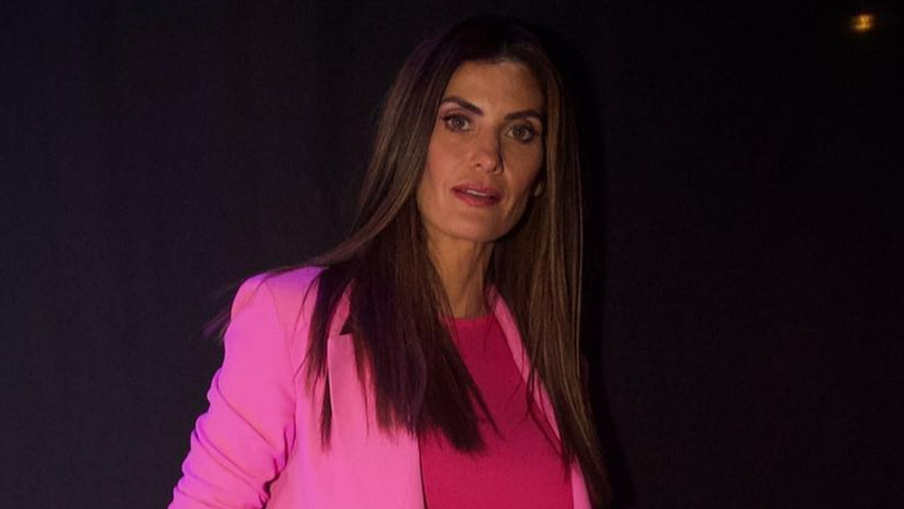 Isabella Fiorentino usa look monocromático pink de quase R$ 3.000,00 durante evento