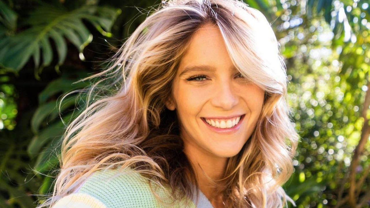 Isabella Santoni exibe sua boa forma ao posar com biquíni cavadíssimo nas Ilhas Maldivas