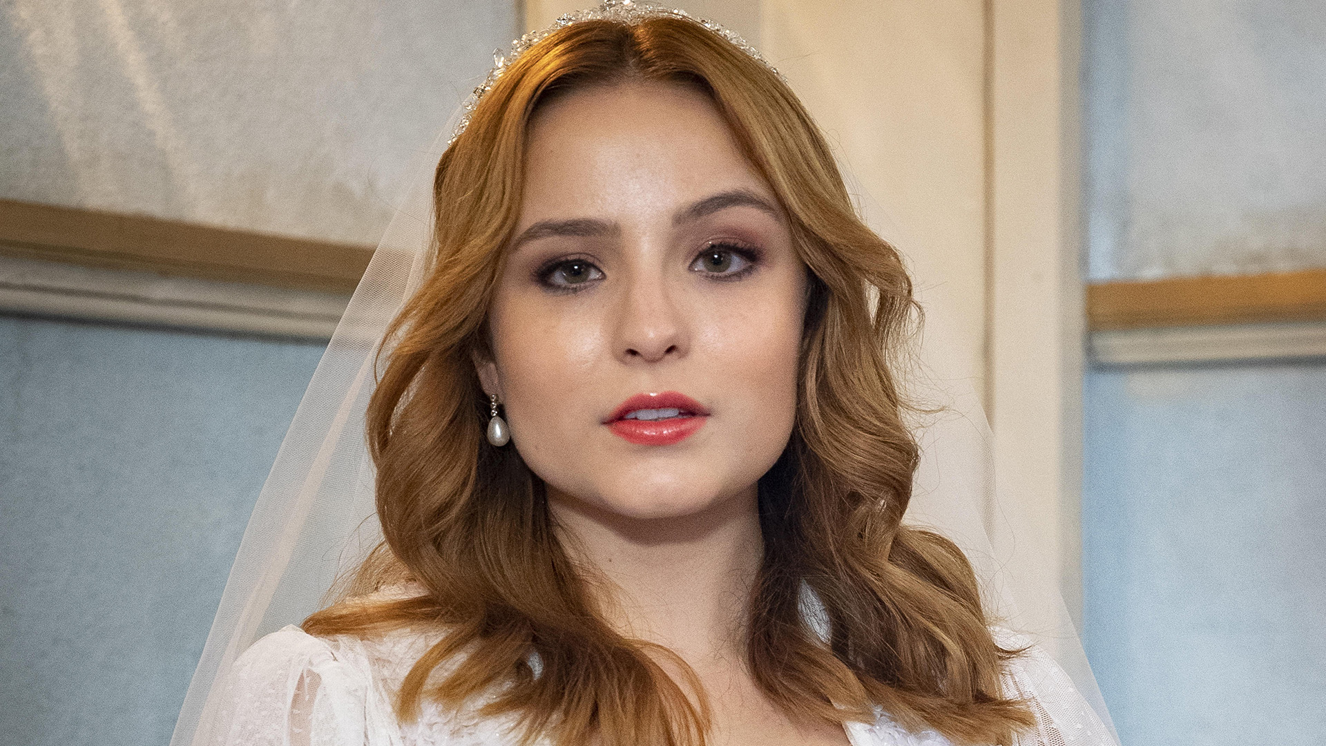 Larissa Manoela surge vestida de noiva para cena de Além da Ilusão
