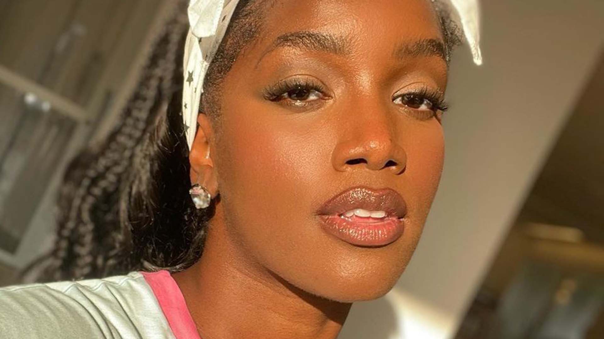 Iza surge deslumbrante em fotos de divulgação do novo clipe