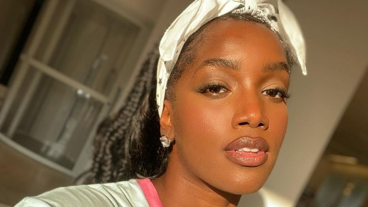 Iza esbanja beleza ao surgir em cliques arrasadores sob a luz do sol: ”Musa!”