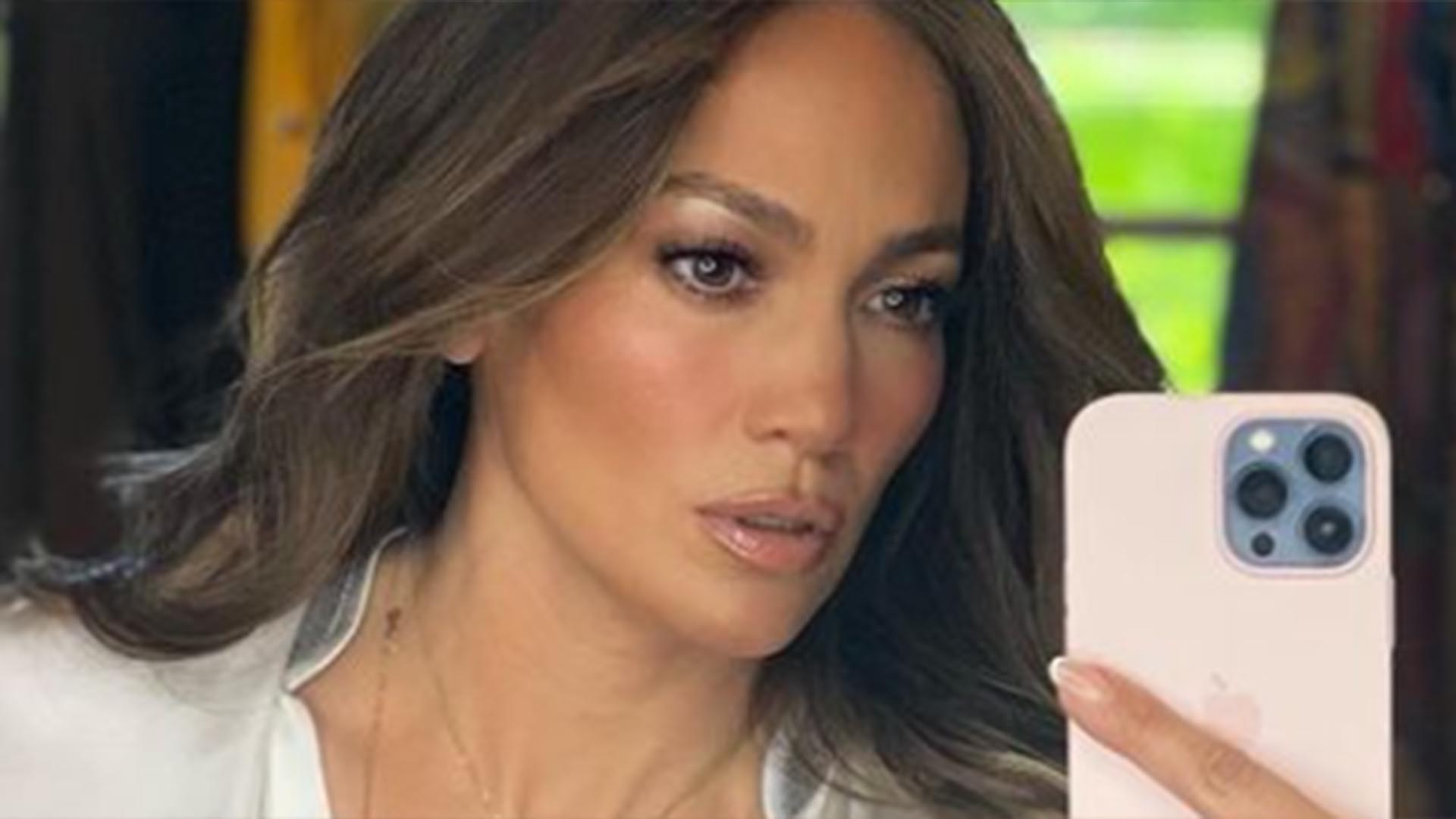 Jennifer Lopez exibe o corpão em novas fotos de biquíni