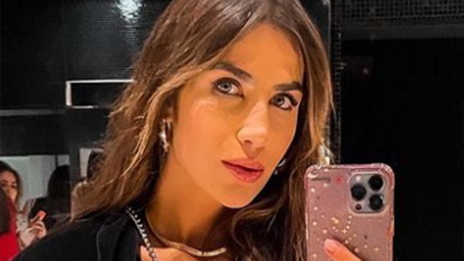 Filha do cantor Leonardo arrasa em foto de biquíni na piscina
