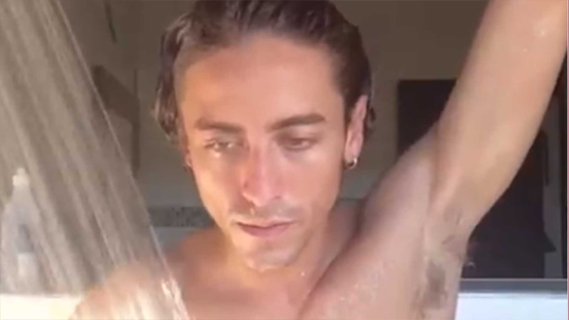 Jesuíta Barbosa surpreende ao mostrar vídeo no banho