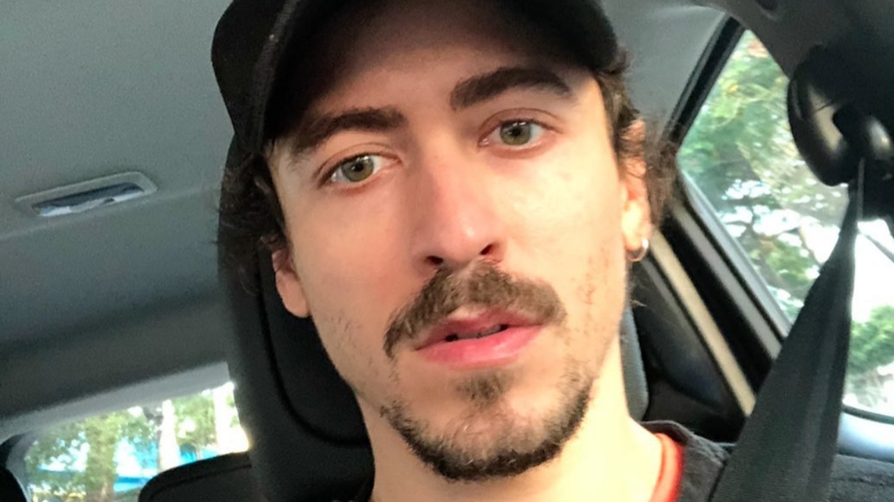 Descamisado, Jesuíta Barbosa exibe físico em clique só de cueca