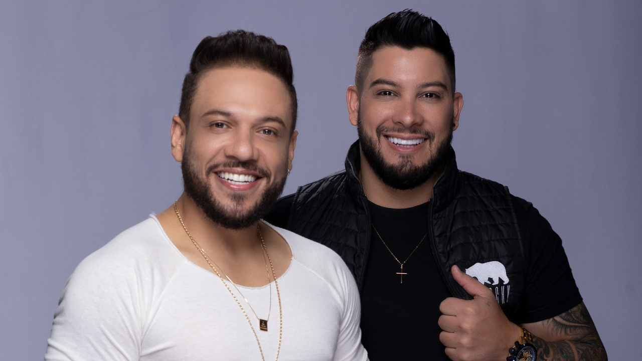 Dupla João Bosco & Gabriel assinam com nova gravadora e lançam último EP do projeto ‘Cola Aqui’