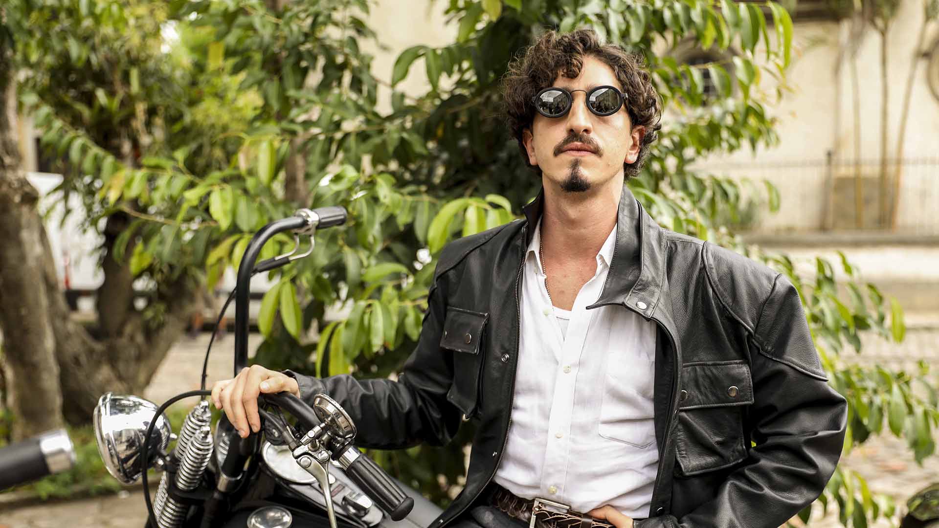 Johnny Massaro fala sobre repercussão do namoro com amigo de infância