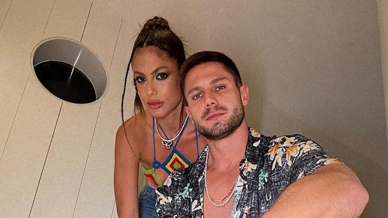 Jonas e Mari Gonzalez trocam beijão em viagem para Caraíva: ”Só alegria”