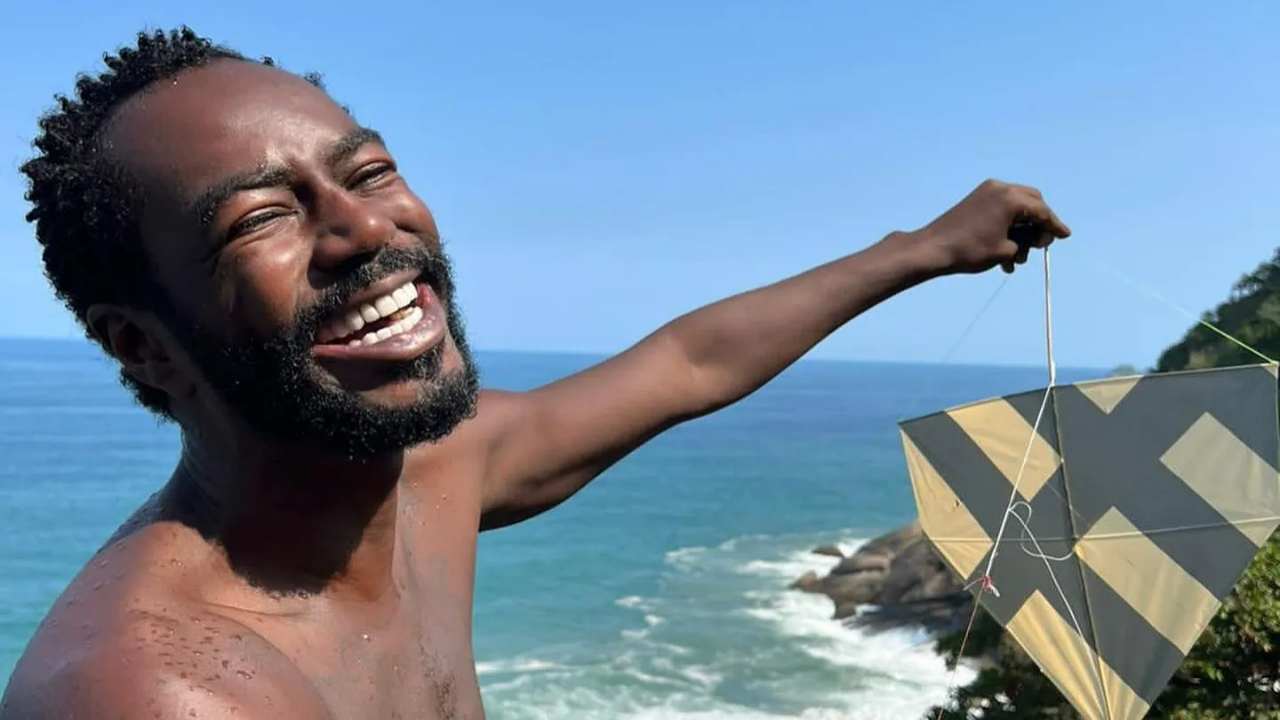Sem camisa, Jonathan Azevedo surge empinando pipa diretamente do Vidigal: ”Cria que é cria sabe como soltar uma pipa”