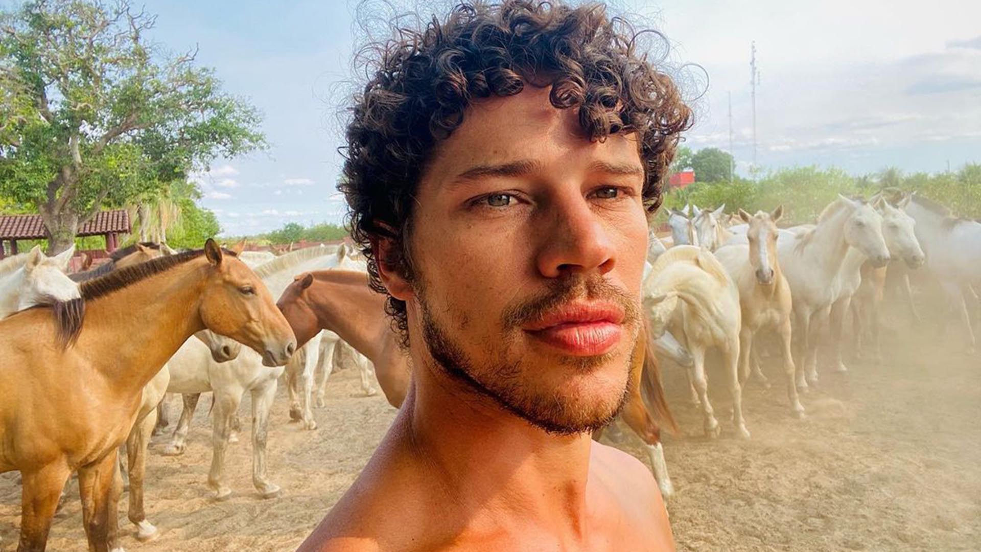 José Loreto fala de foto sem roupa ao lado de Jesuíta Barbosa