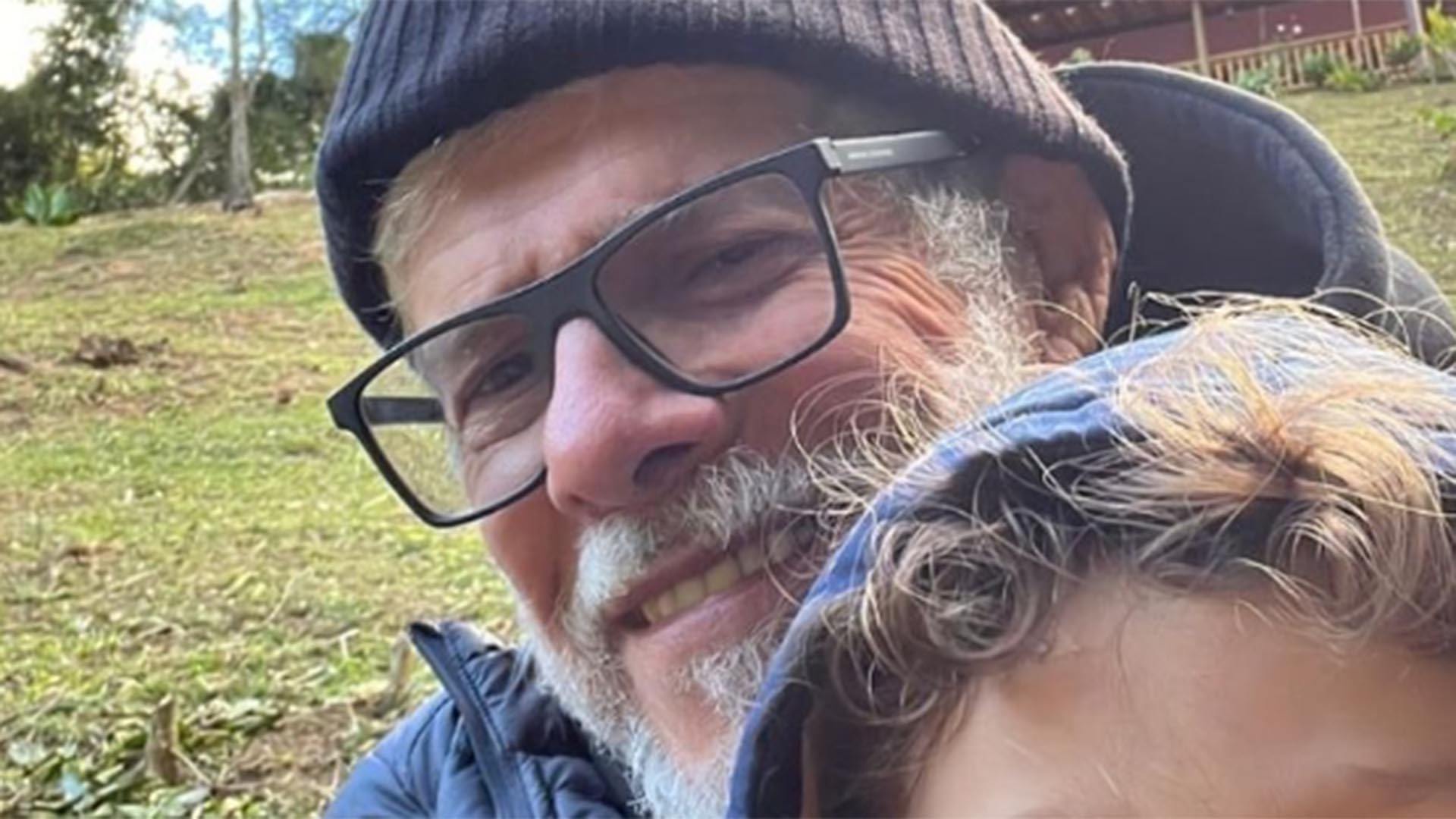 José Mayer faz rara aparição com o neto, Antônio