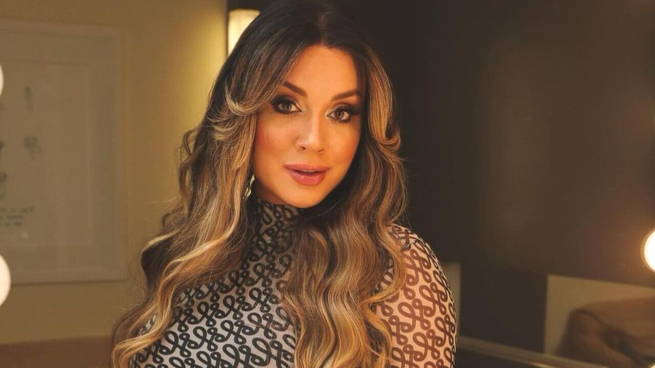 Juju Salimeni mostra quase tudo ao posar de maiô aberto