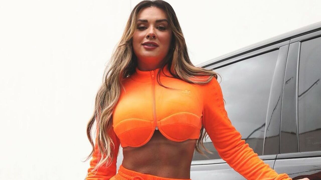 Completamente sem roupa, Juju Salimeni exibe corpaço fora do comum: ”Espetacular”