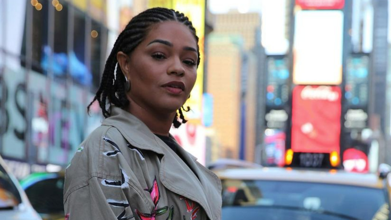Juliana Alves curte passeio pela Times Square em Nova York com look estiloso
