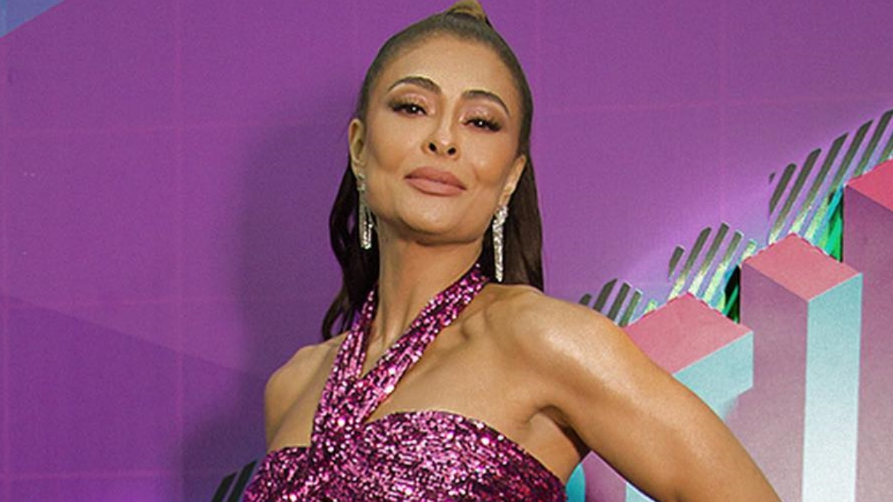 Juliana Paes aposta em look com fenda poderosa para gravação de programa da Globo