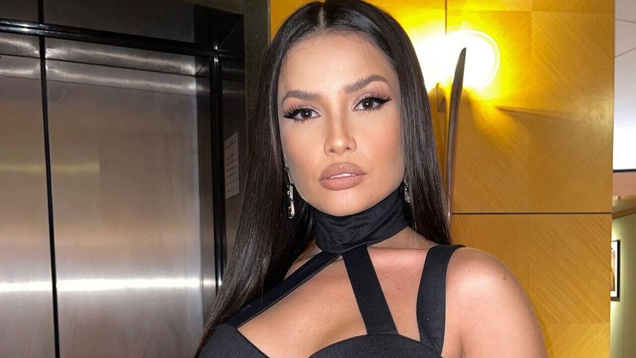 Juliette surpreende com vestido preto básico de quase R$ 10 mil