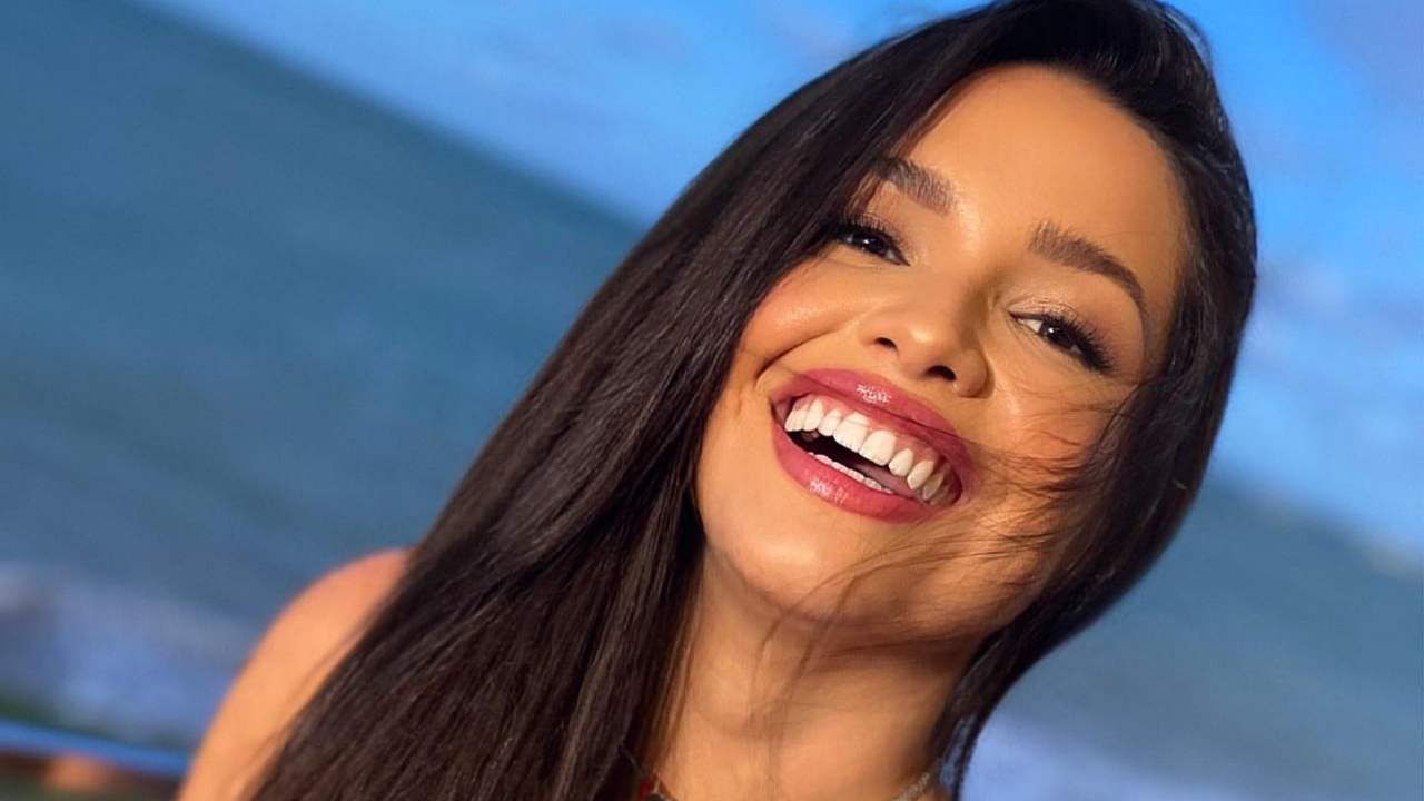 Juliette recebe declaração de amor dos fãs em avião: “Pensei que era brincadeira”