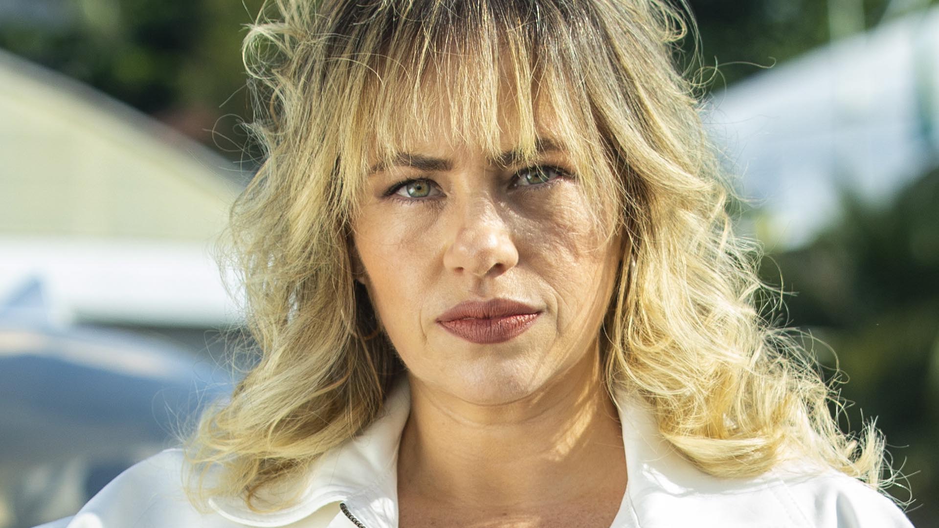 Karine Teles, a Madeleine de Pantanal, mostra selfie sem maquiagem