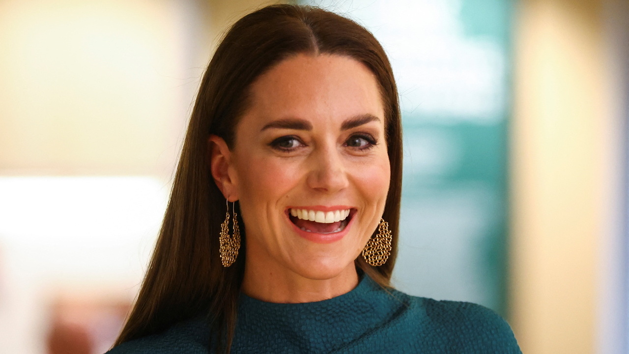 Kate Middleton veste look elegante para entrega de prêmio de design em Londres