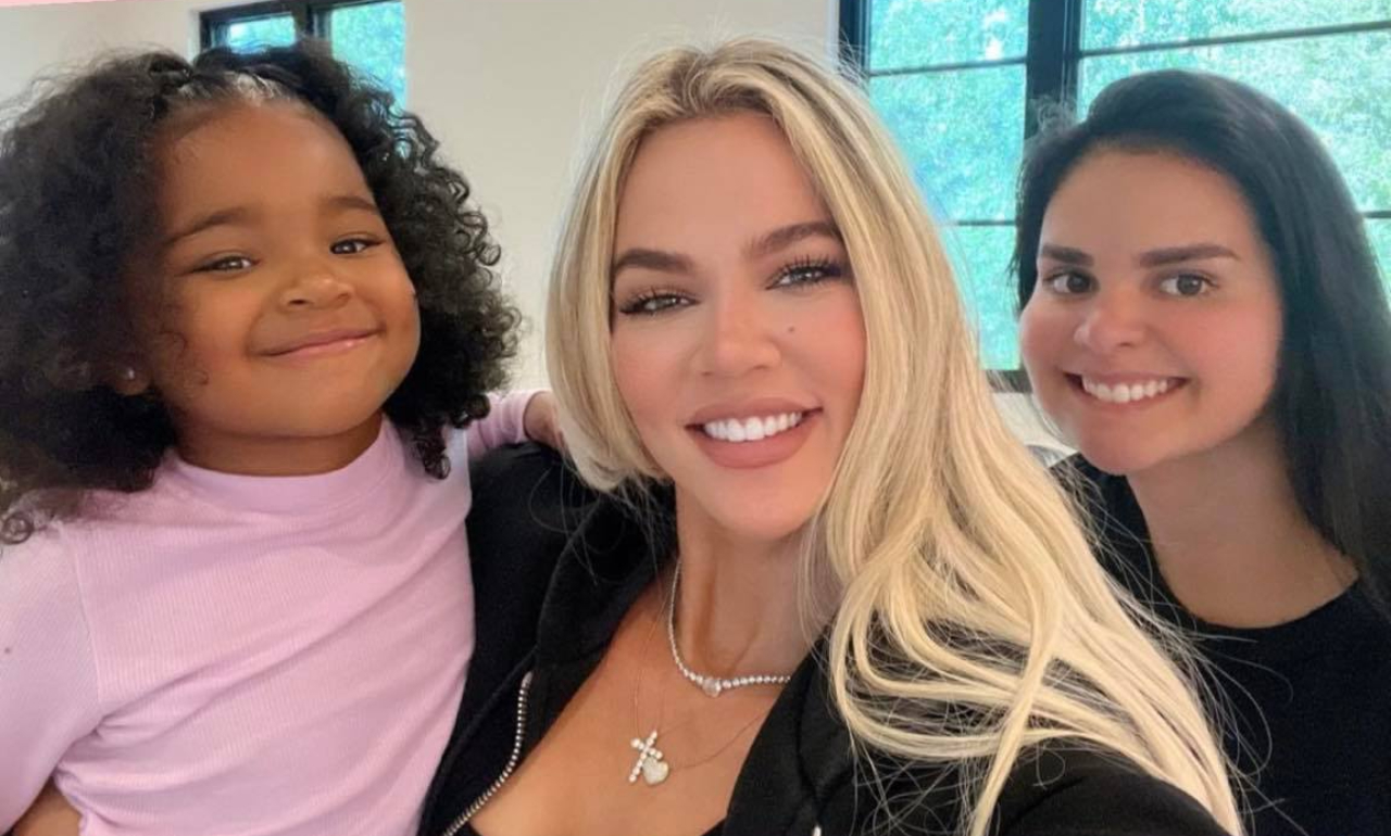 Babá brasileira das Kardashians ganha surpresa de aniversário de Khloé