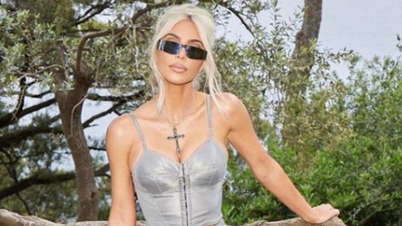Kim Kardashian posa deitada em sua cama luxuosa avaliada em mais de R$ 1 milhão