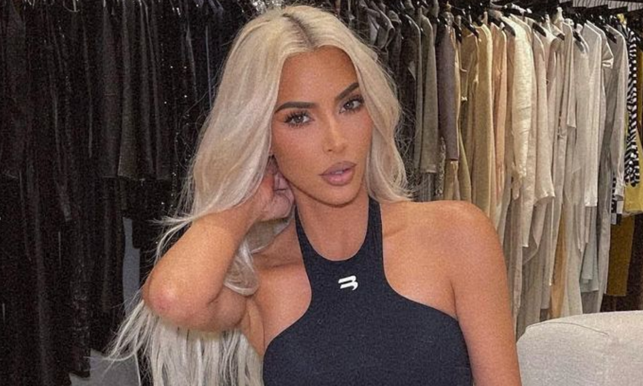 Na Itália, Kim Kardashian exibe corpaço em cliques na praia: ”Espetáculo de mulher”