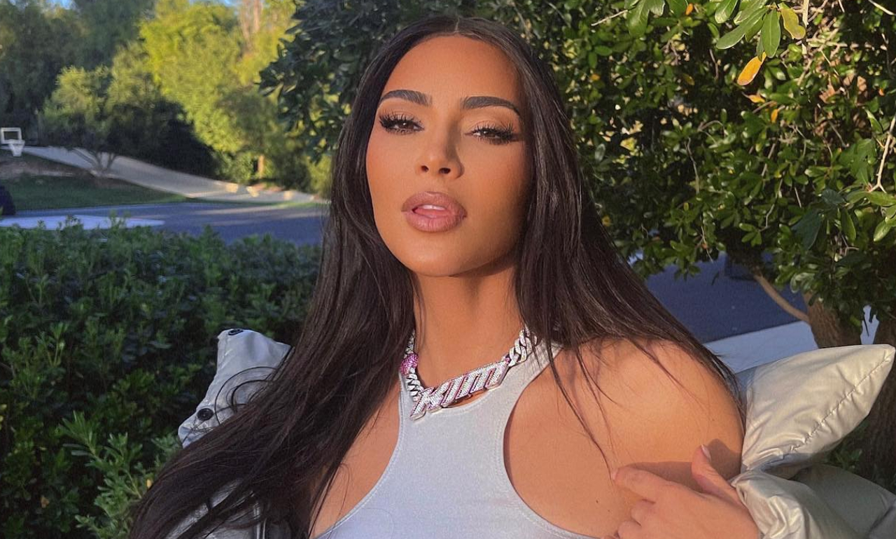 Kim Kardashian esbanja corpaço em foto no espelho e deixa os fãs babando: ”Espetáculo”