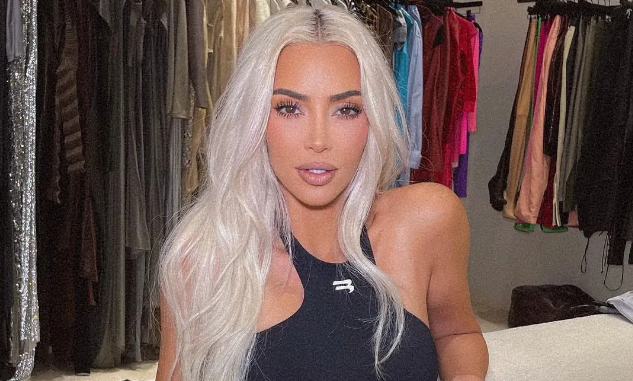 Kim Kardashian abre álbum de fotos do casamento de Kourtney e Travis Barker