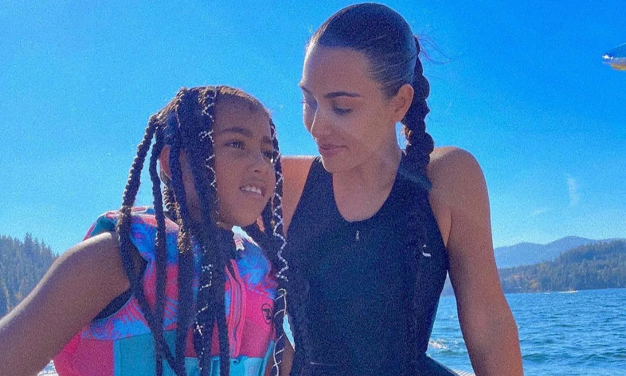 Kim Kardashian posta cliques com a filha mais velha e tamanho da menina chama a atenção