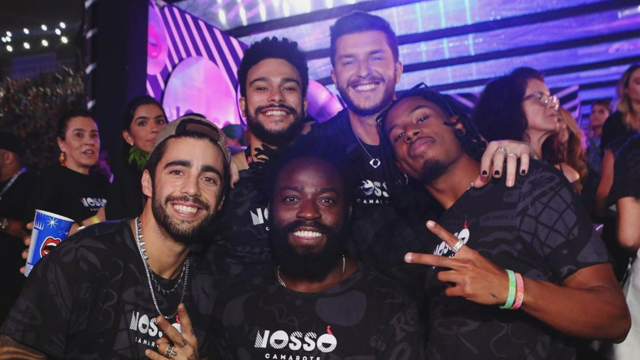 Klebber Toledo relembra clique no Carnaval ao lado de ex-BBBs: ”Segura esse bonde”