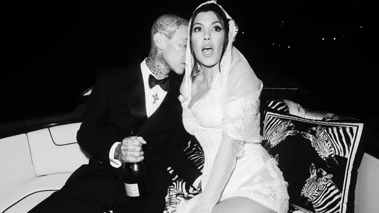 Kourtney Kardashian e Travis Barker curtem jantar romântico e gótico na Califórnia