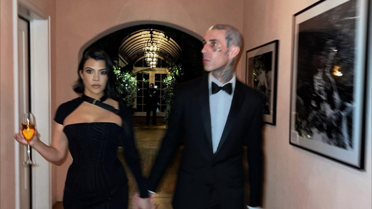 Véu usado por Kourtney Kardashian em casamento faz homenagem a Travis Barker