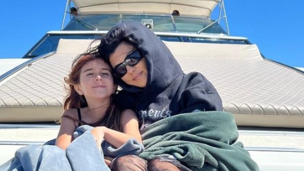 Kourtney Kardashian posta fotos antigas de viagem para a praia com os filhos