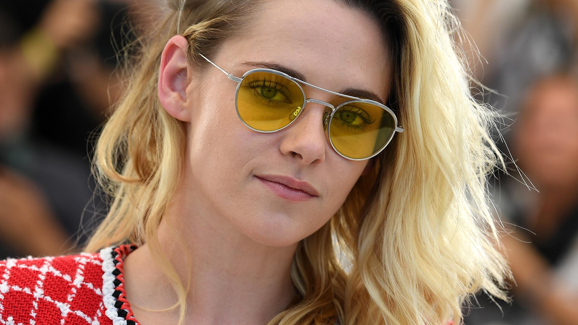 Kristen Stewart dispensa o sutiã em look no Festival de Cannes
