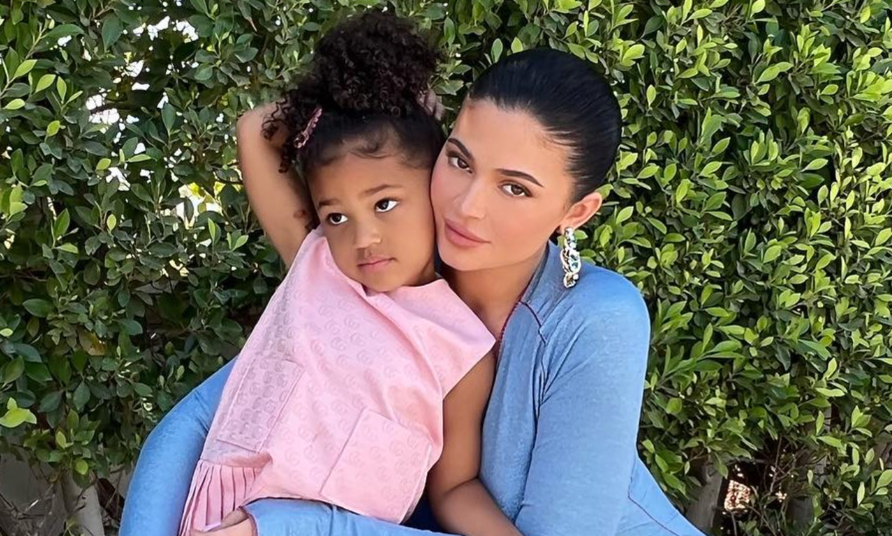 No Dia das Mães, Kylie Jenner fala sobre ter sido mãe jovem: ”Posso te amar um pouco mais”