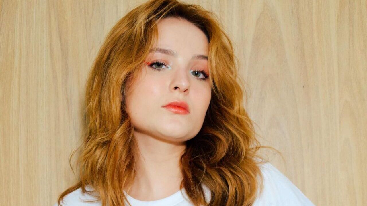 Larissa Manoela surge de cara lavada e surpreende com aparência: ”Amassada”