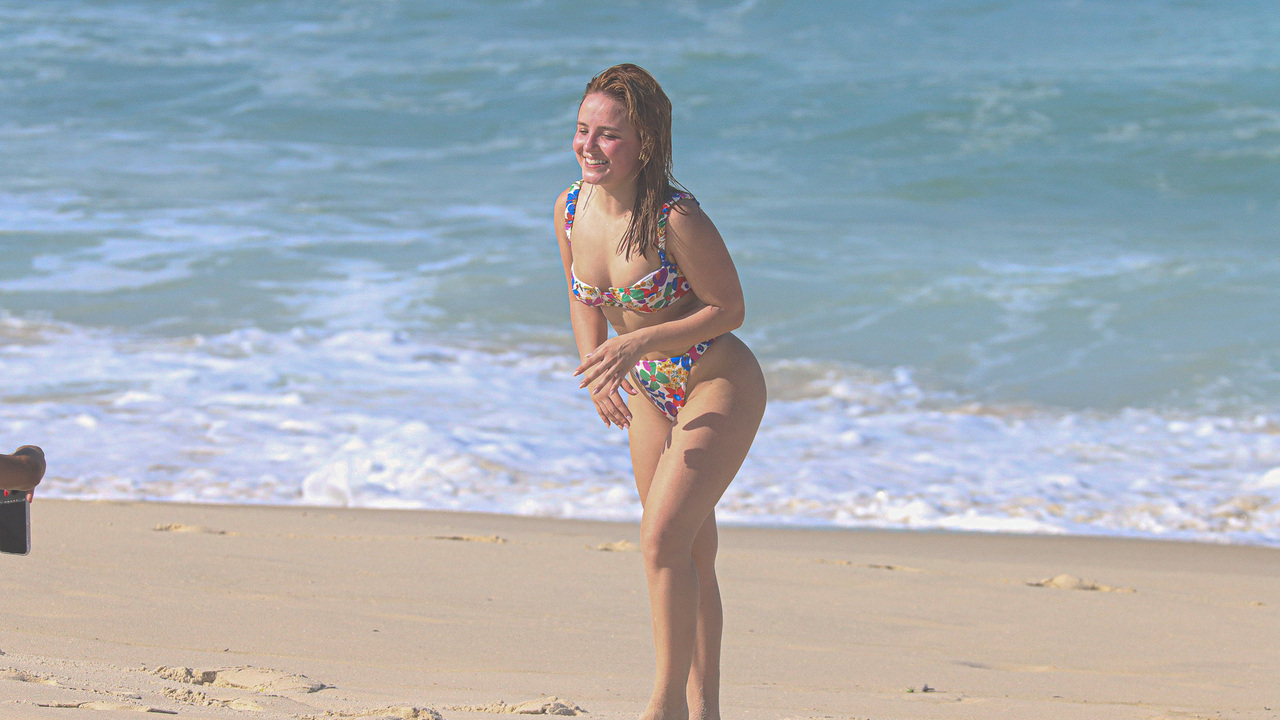 Na praia, Larissa Manoela é flagrada fazendo várias poses com biquíni cavadíssimo