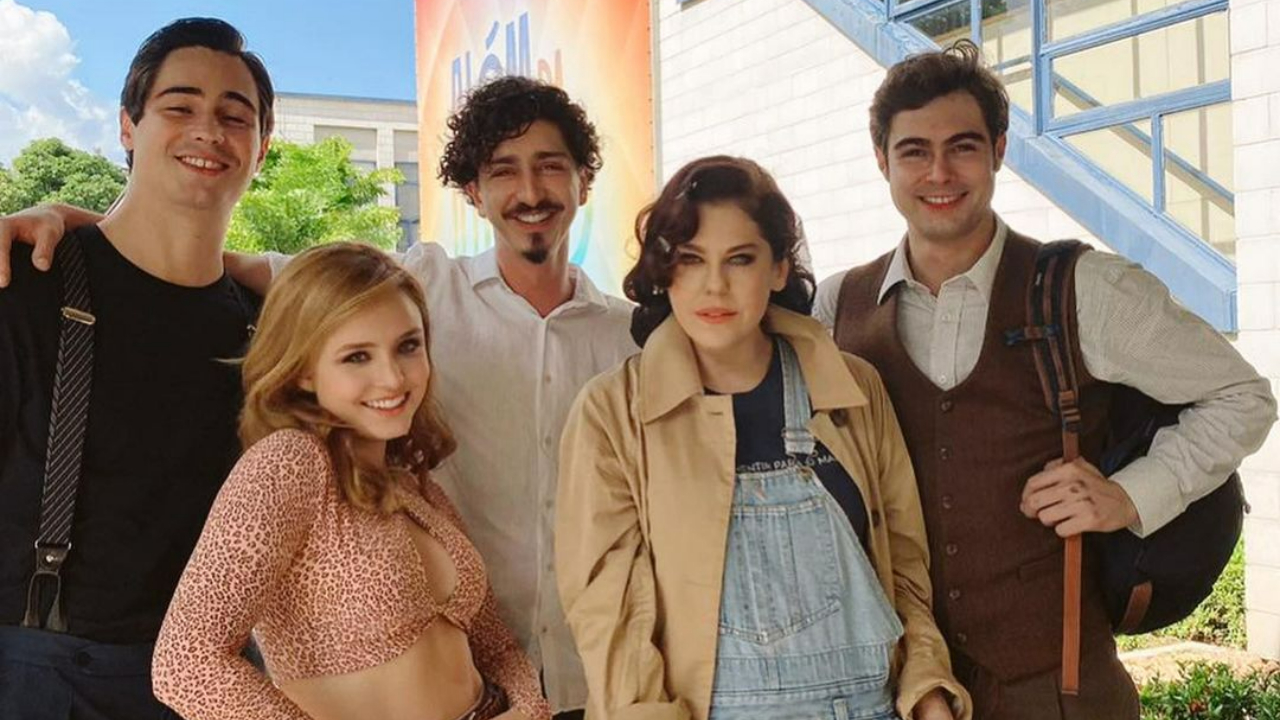 Larissa Manoela surge ao lado de elenco de ‘Além da Ilusão’, durante os bastidores de gravação