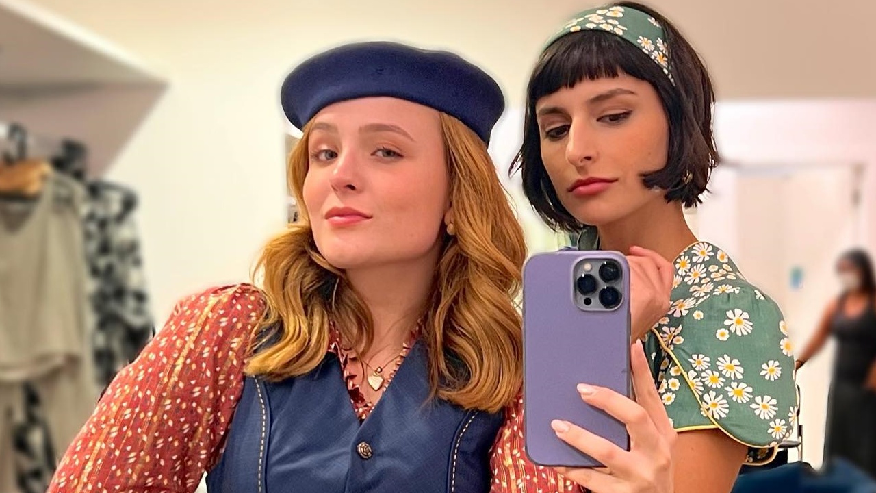 Nos bastidores da novela, Larissa Manoela posta foto com ‘rival’: “Chegou para causar”