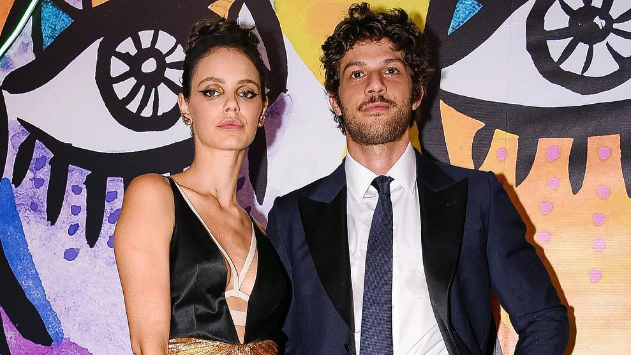 Laura Neiva e Chay trocam beijão em registro e derretem a web: ”Os mais perfeitos”