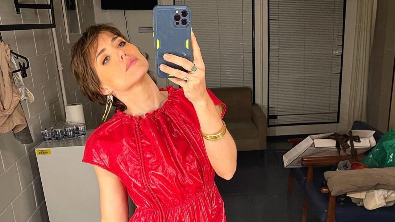 Só de lingerie e meia calça, Letícia Colin esbanja beleza e exibe tatuagem ‘secreta’