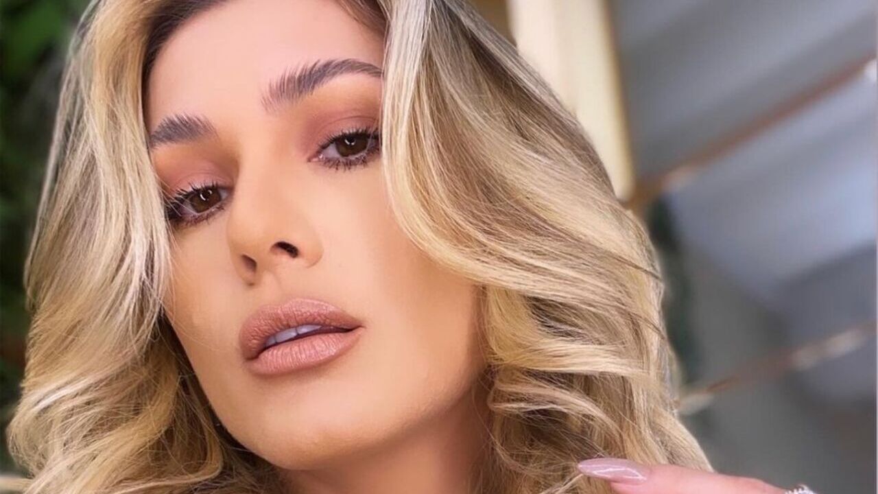 Lívia Andrade surge deslumbrante em vestido curtinho de grife e impressiona