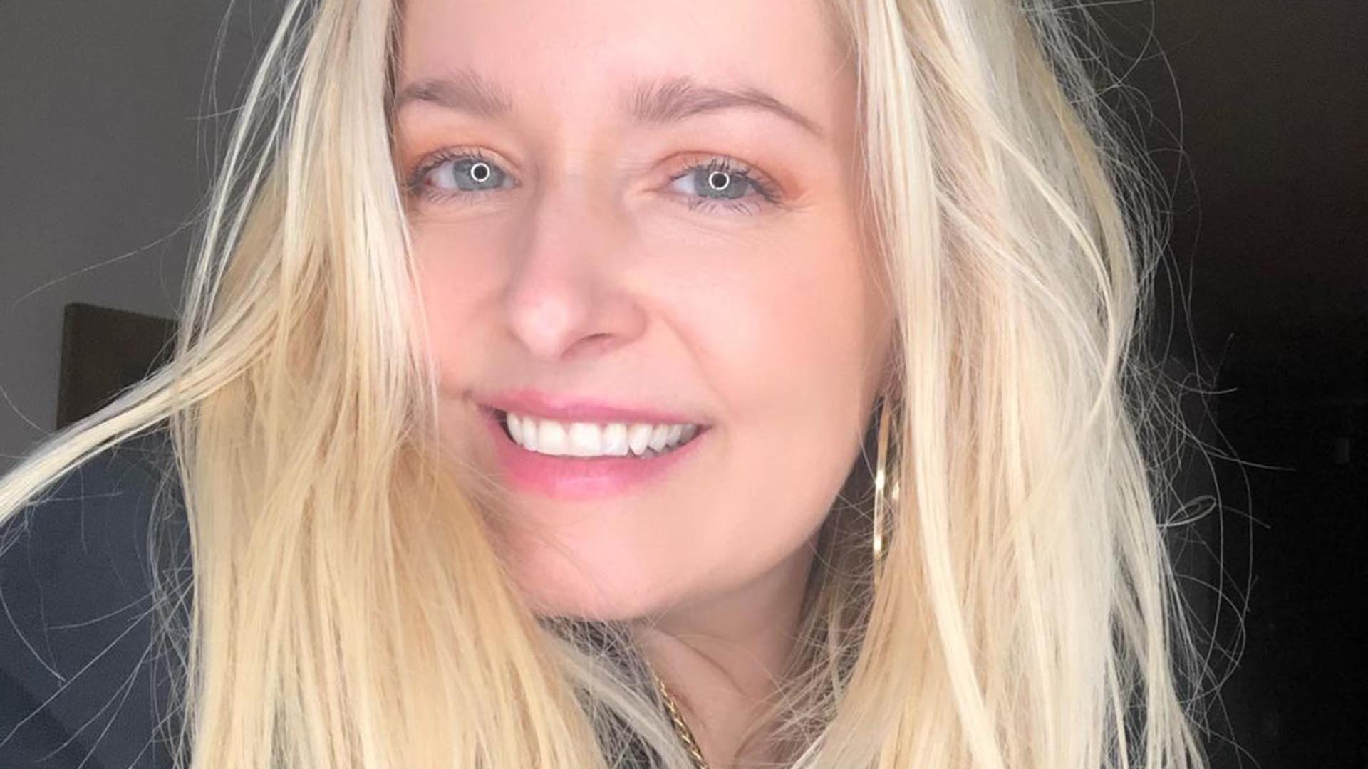 Luciana Vendramini faz rara aparição com o namorado