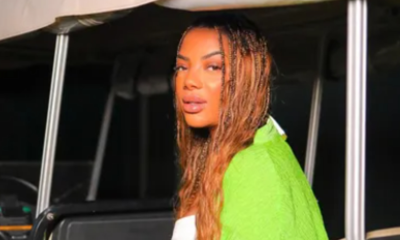 Nas Maldivas, Ludmilla aproveita passeio de jet ski e esbanja corpaço
