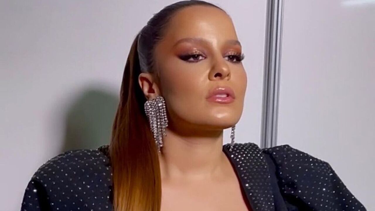 Maiara surpreende ao aparecer com o cabelo muito cacheado