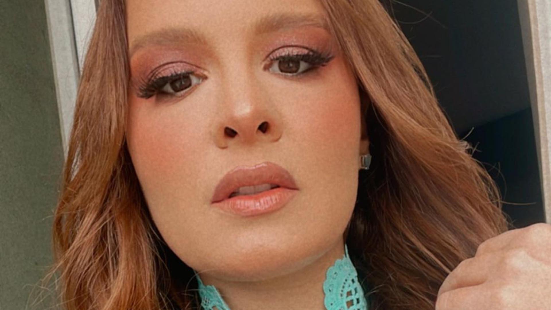 Maiara surge com look decotadíssimo para novo show