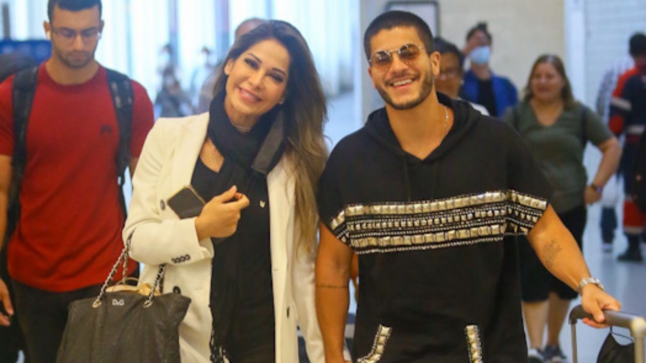 Arthur Aguiar e Maíra Cardi atendem fãs em aeroporto no Rio de Janeiro