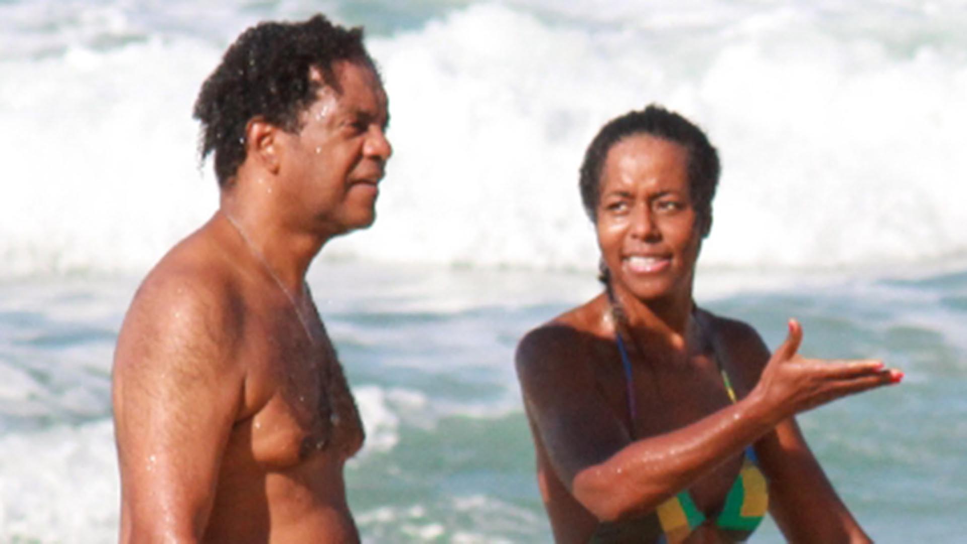 De biquíni, Maju Coutinho curte dia na praia com o marido
