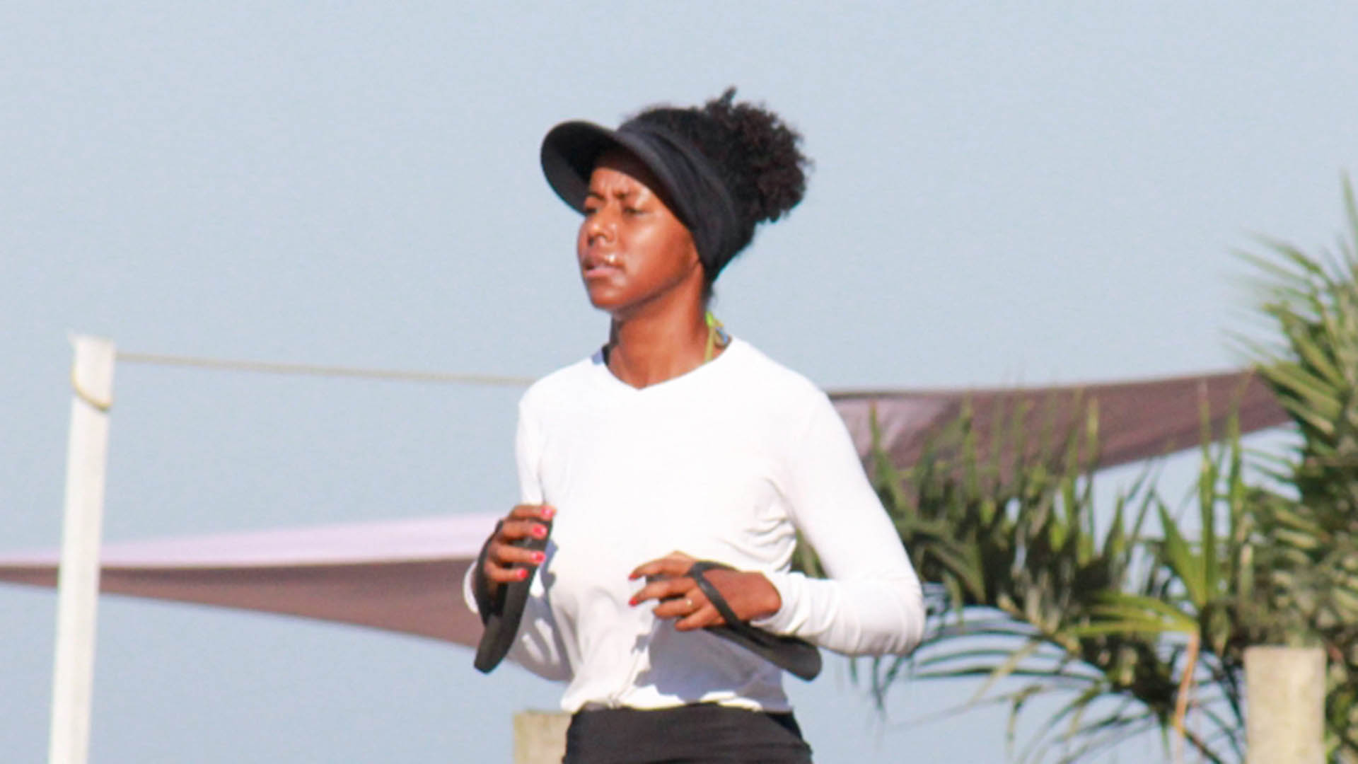 Maju Coutinho faz exercícios ao ar livre no Rio de Janeiro