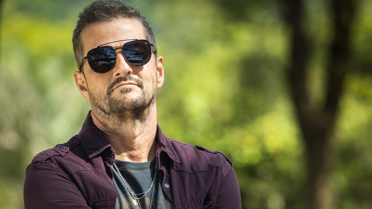De saia, Marcelo Serrado esbanja estilo em evento de estreia de ‘Cara e Coragem’